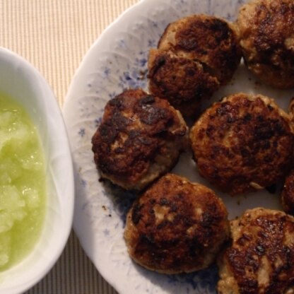 以前作った時は、豆腐の水切りに失敗し、柔らか過ぎました。
今回はレシピ通りの水切りをしっかりやったおかげで、いい感じにできました。
おろしはたっぷりすりました。